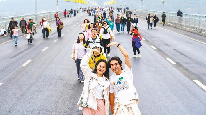 3000名市民游客信步武漢長(zhǎng)江大橋