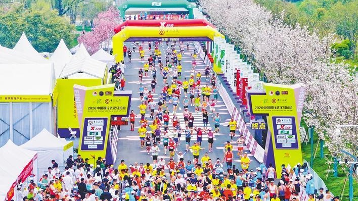 漢馬：3萬(wàn)全球跑者穿過(guò)滿(mǎn)城櫻色