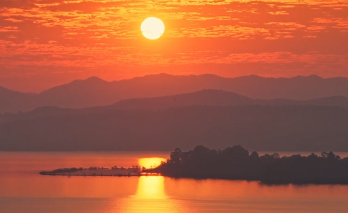 云南把春天揉进滇池碧水中
