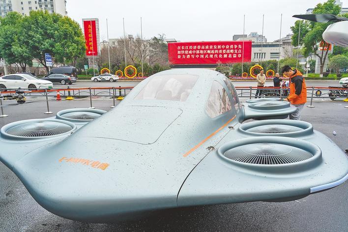 新款飞行机器人能在高空“打螺丝”