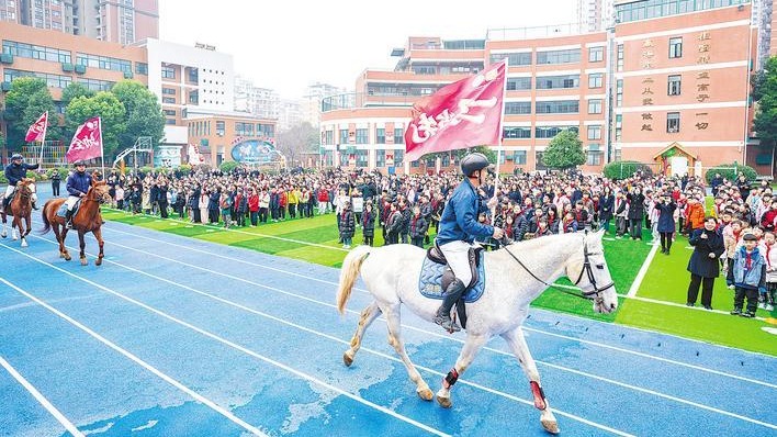 武漢中小學(xué)開啟“動如駿馬”第一課