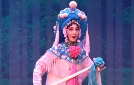 受资助完成学业的女孩拿到梅花奖