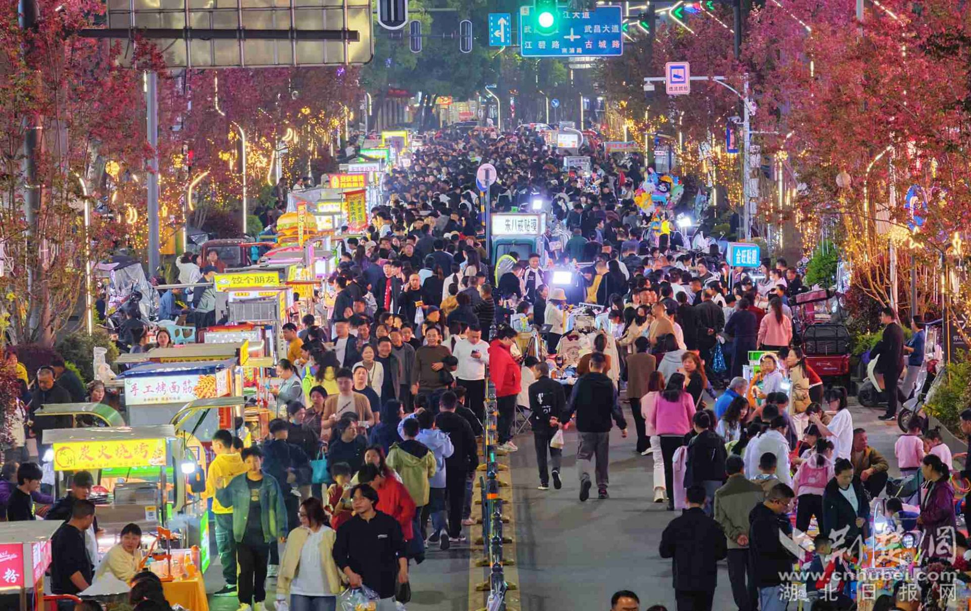 鄂州市点亮南浦路小摊位，“文明范”里浸润“烟火气”