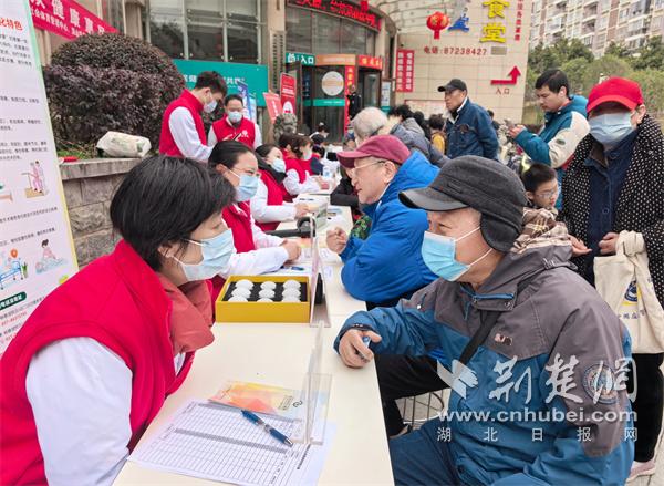 把专家号“搬”到社区门口！武汉市中心医院多学科专家组团下沉，医护志愿者上门送健康