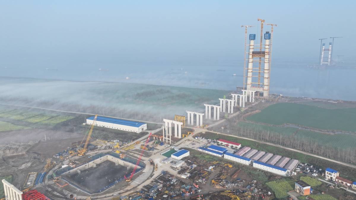 武漢第13座長江大橋沖刺主塔封頂