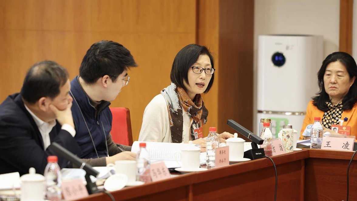 三八节里住鄂全国政协女委员们忙履职