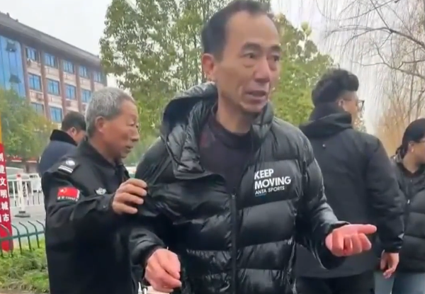 患癌大叔发着烧跳河救人