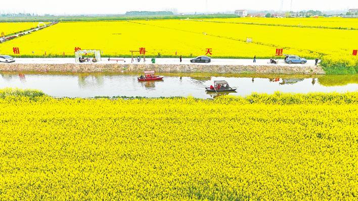 船在水中行 人在花中游