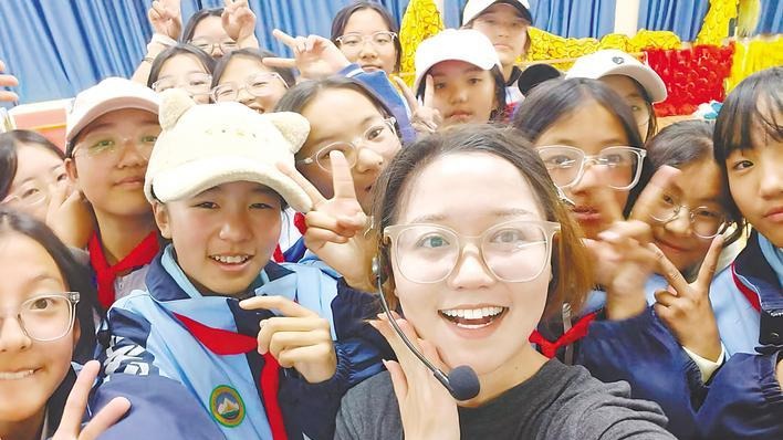 迪丽热巴，在西藏山南种下“石榴树”