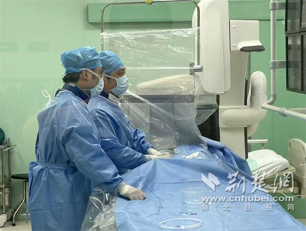  78岁老人一口咯出200毫升血！医生急诊介入手术精准“堵漏”
