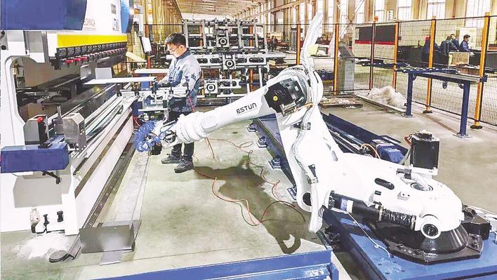 纺机车间里，机器手忙个不停