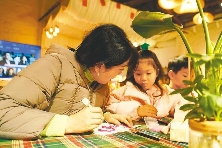 塑料小豆成解压新宠 手作店节假日一座难求