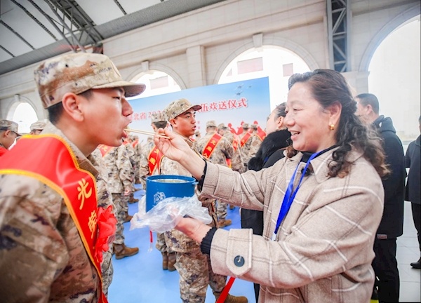 湖北新兵带着使命奔赴军营