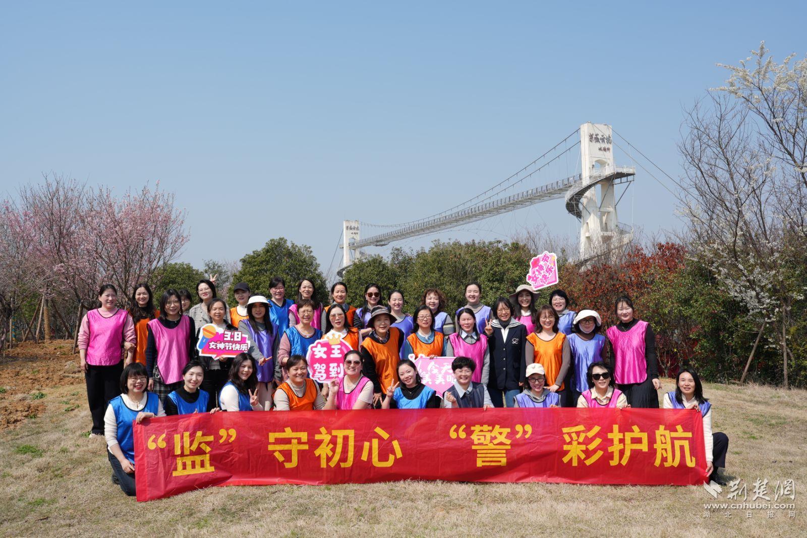 省监狱局女工委组织女民警职工三八节户外拓展活动
