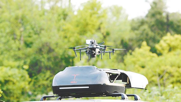 無(wú)人機(jī)住進(jìn)了車(chē)?yán)? title=