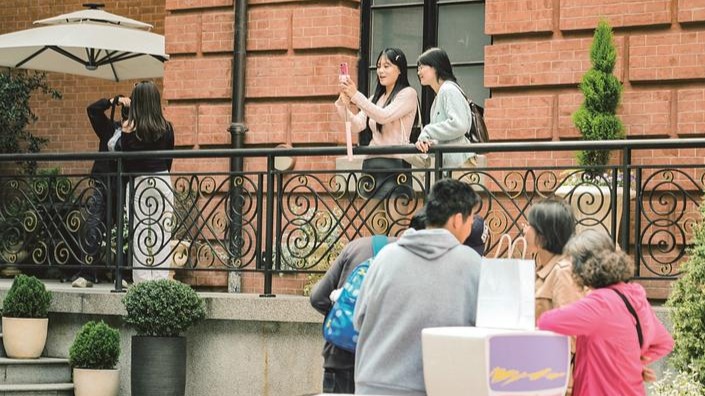 巴公房子开放庭院 市民游客忙去打卡