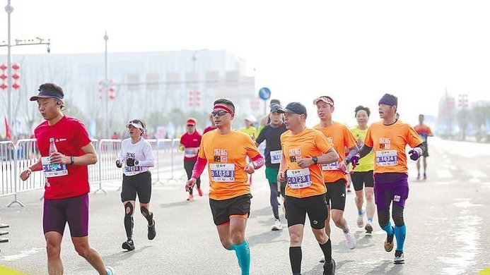 16名视障跑者逐梦孝感马拉松