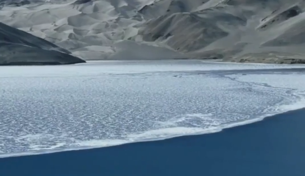 季节限定浪漫！新疆湖泊一半冬天一半春天