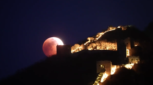 月全食长城同框意境拉满