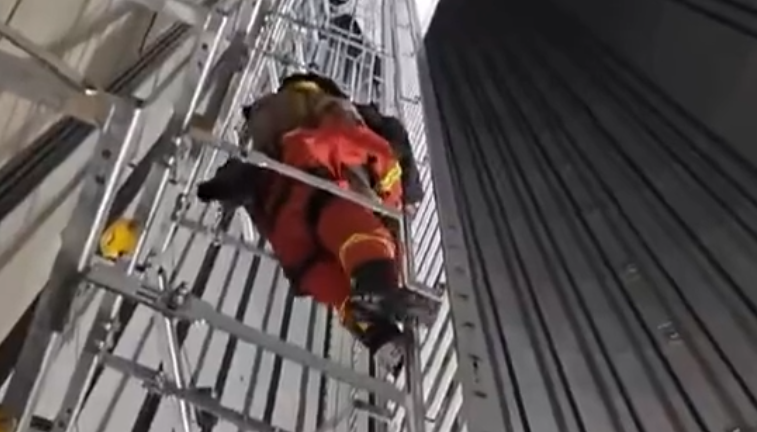 惊险！消防员从90米高空背回一条命