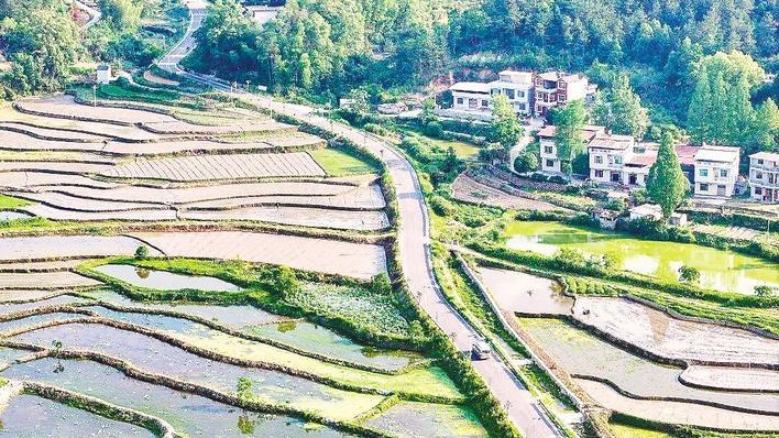 於冲蝶变，一条路撑起乡村好日子