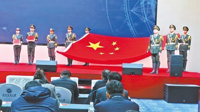 天安门国旗与月面国旗相聚武汉