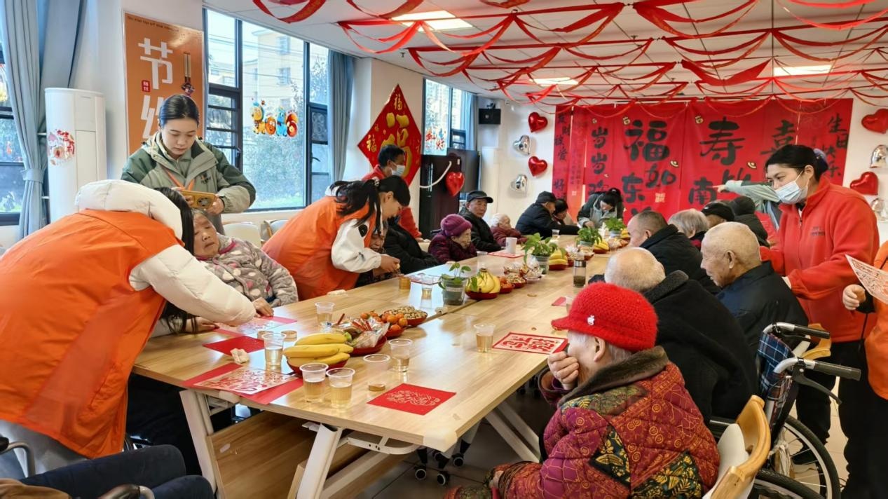 志愿者为19位红安老人过集体生日