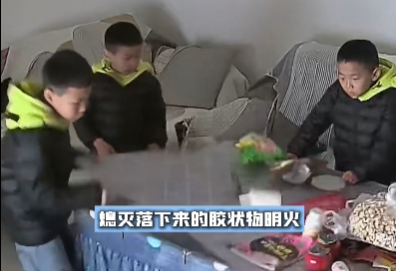 3个小孩哥教科书式自救灭火