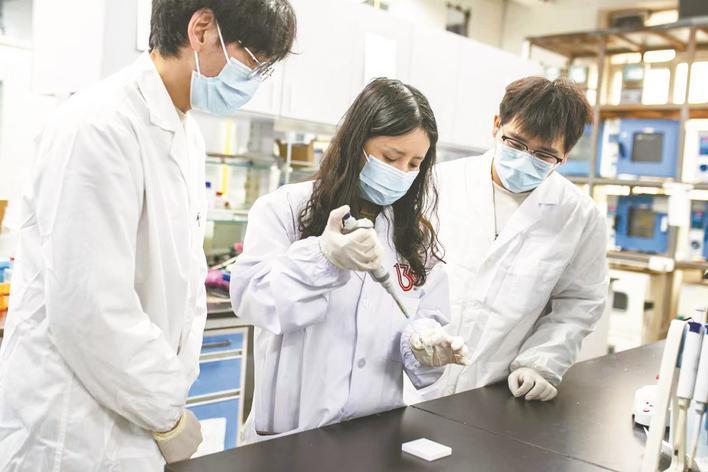 顛覆性材料“Flexa”解決腦機(jī)接口長(zhǎng)期植入難題