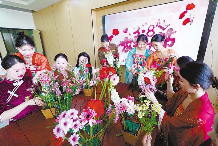 高鐵乘務(wù)員多彩迎“三八”