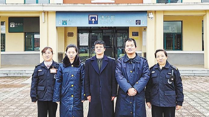 5名工作人员守望7趟绿皮车 长江边有座“文物”火车站