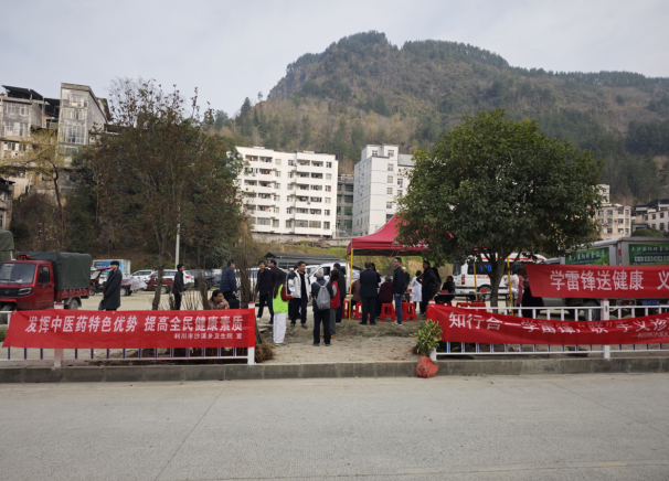 服务基层上集市法治宣传入人心 利川沙溪多部门联合开展“服务基层”主题活动