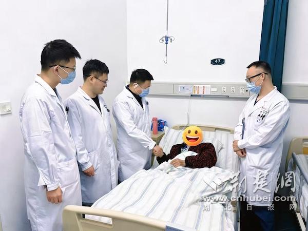 八旬老人体重仅30公斤突遇罕见疝  武大人民医院专家1小时救命