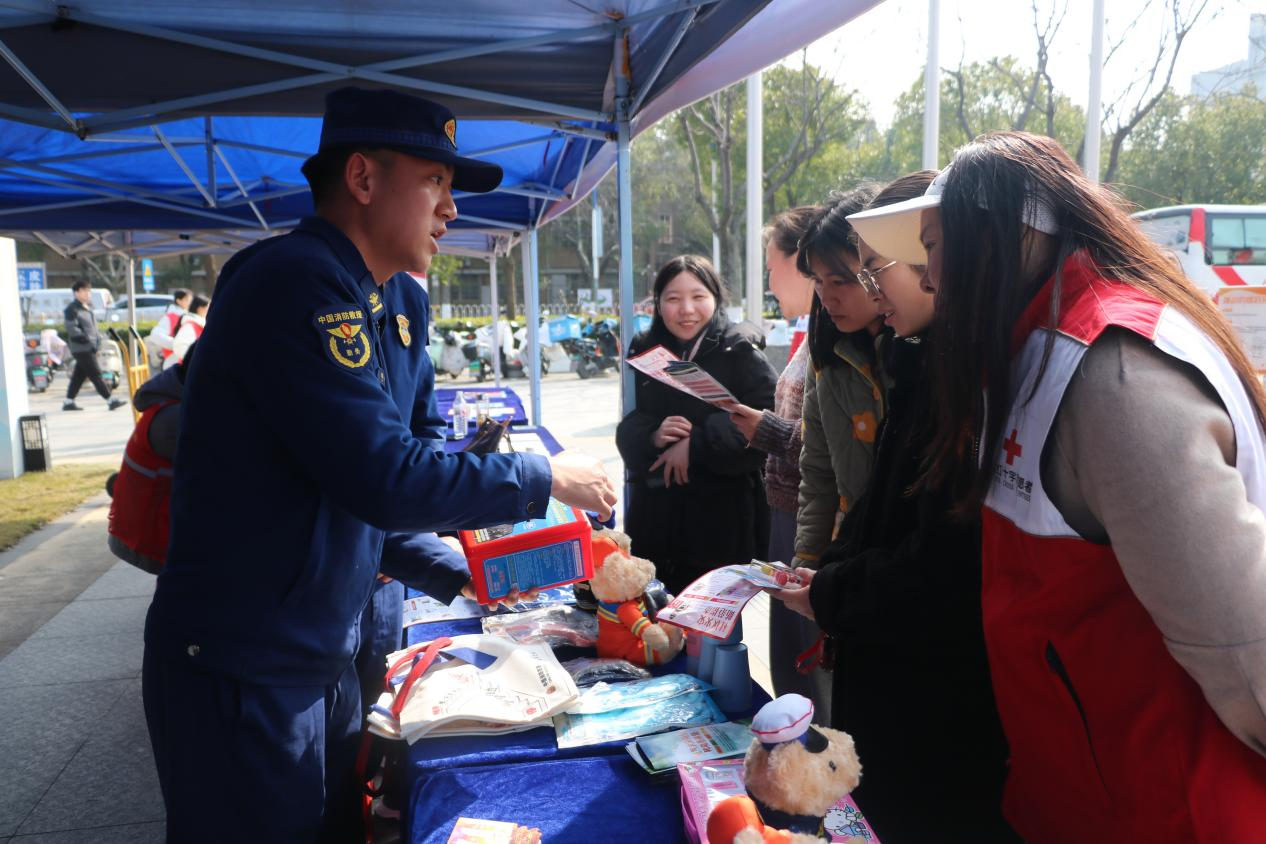 荆州区消防学雷锋纪念日“摆摊”送安全