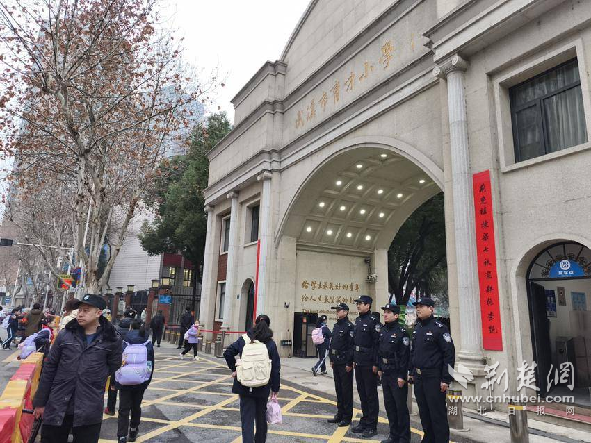 江岸公安护航开学季，藏蓝守护，平安相伴