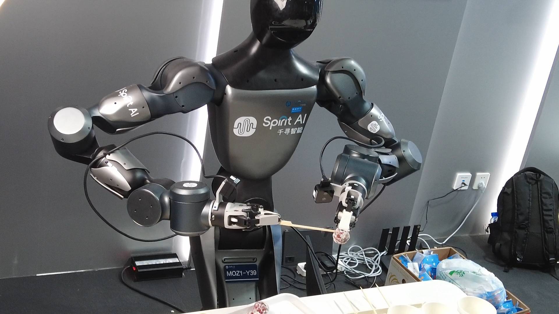 串糖葫芦、煮茶、制作咖啡  机器人组团开餐吧