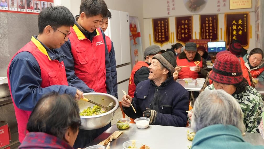 一鍋熱粥，十年溫暖