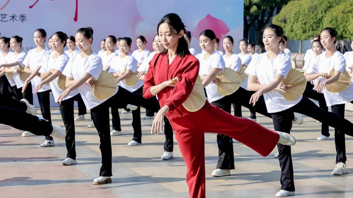 朱潔靜西北湖畔再現(xiàn)春晚名場面