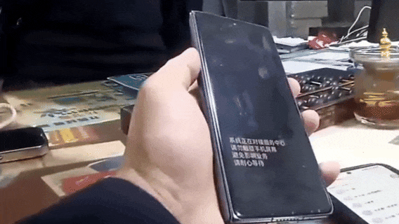 男子手机黑屏失控 民警用回形针1分钟保住170万