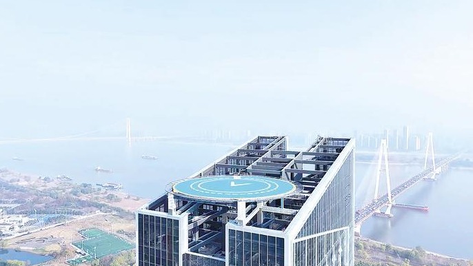 武汉这座摩天大楼楼顶可起降吨级“空中的士”