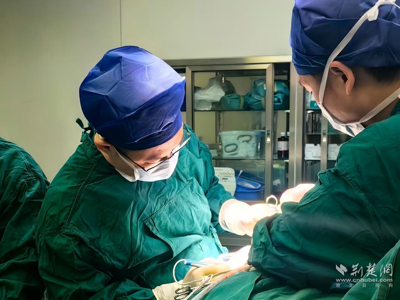  28岁女孩腰臀巨瘤突发破裂命悬一线  协和医院多学科专家联手切除