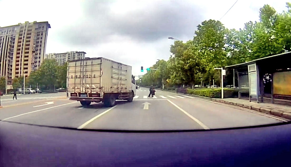 鄂WJP928压实线右转，央视点名表扬