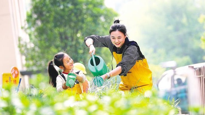 萌娃体验“劳动最光荣”