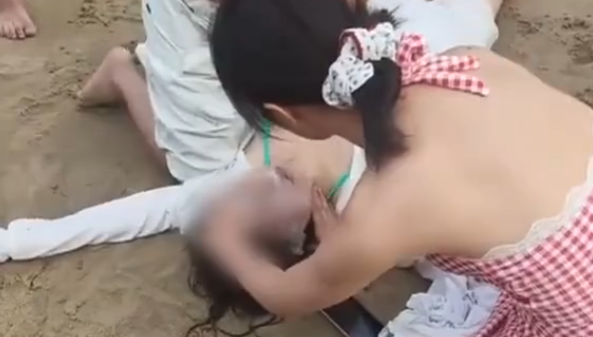 夫妻跪地救人膝盖磨破皮