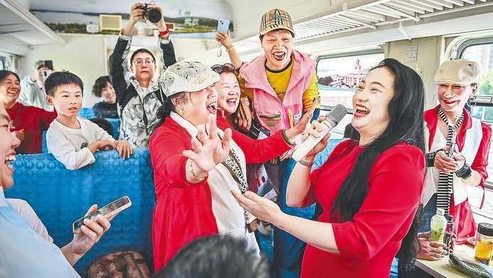 武漢環(huán)線車廂響起《洪湖水浪打浪》