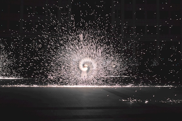 高三学生在校“打铁花”