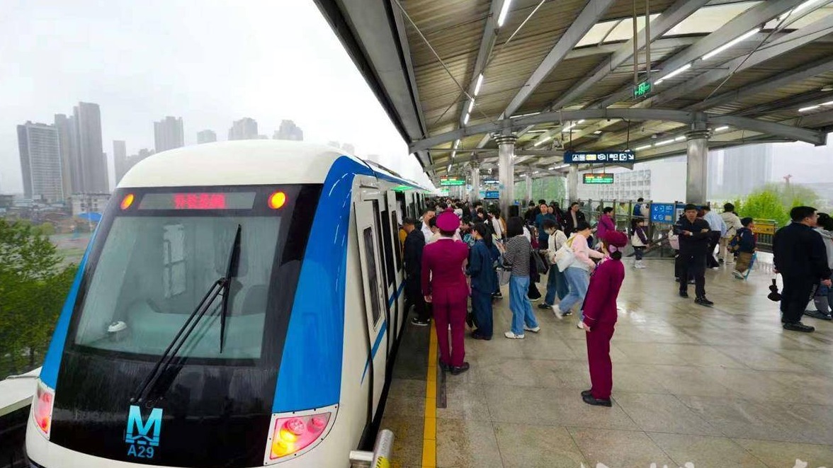 傾盆大雨中，武漢地鐵線網(wǎng)準(zhǔn)時(shí)開(kāi)班