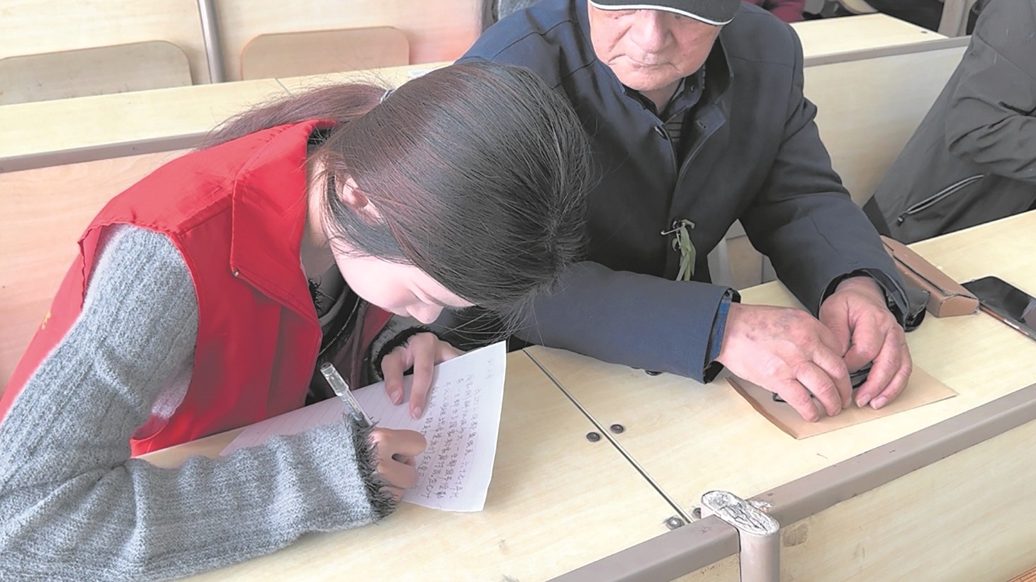 大学生为老人代写“寄往天堂的信”