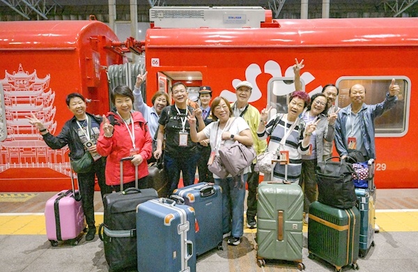 武鐵首趟舒適型旅游專列發(fā)車 有酒店式客房  可打麻將