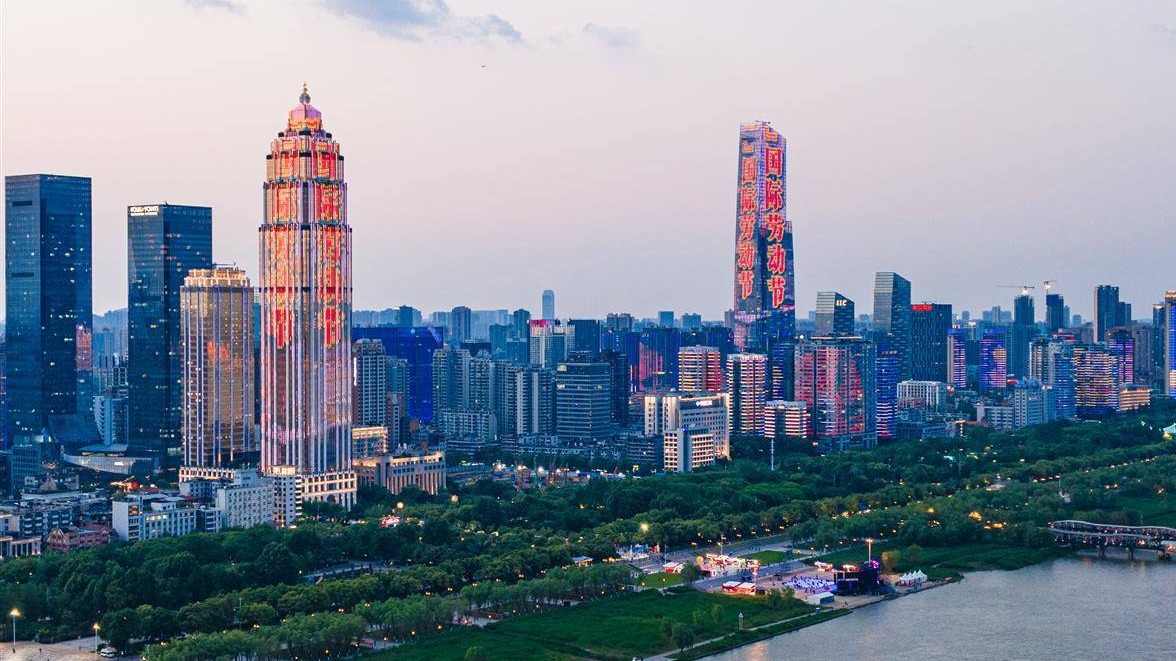 勞動節(jié)主題燈光秀閃耀武漢兩江四岸